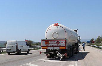 Hafif ticari araç LPG yüklü tankere çarptı, 3 kişi yaralandı