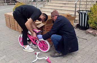 Ordulu iş insanı Erdim 50 öğrenciye bisiklet hediye etti