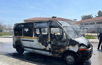 Sinop'ta seyir halindeyken alev alan minibüs yandı