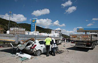 Bolu'da dinlenme tesisinde iki tıra çarpan otomobildeki 3 kişi öldü, 1 kişi yaralandı
