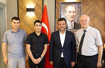 LGS sınavında tam puan alan öğrenciden Belediye Başkanı Doğan'a ziyaret