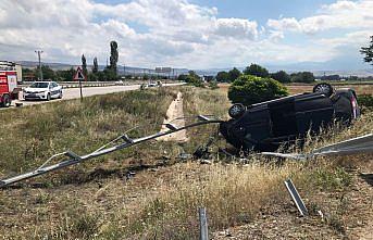 Amasya'da devrilen hafif ticari araçtaki 3 kişi yaralandı