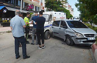 Amasya'da otomobil ile pikabın çarpıştığı kazada 2 kişi yaralandı