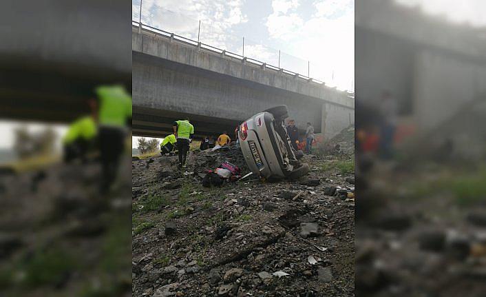 Bolu'da viyadükten devrilen otomobildeki 3 kişi yaralandı