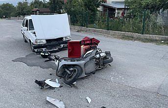 Karabük'te otomobilin çarptığı kurye yaralandı