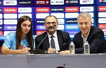Trabzonspor Kadın Futbol Takımı'nda 13 yeni oyuncu için imza töreni düzenlendi