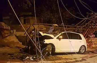 Amasya'da elektrik direğine çarpan otomobilin alkollü sürücüsü yaralandı