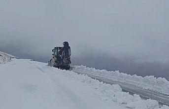 Bayburt'ta köy ve yayla yollarında karla mücadele çalışması