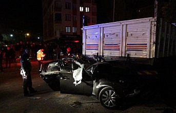 Çorum’da otomobilin park halindeki kamyona çarpması sonucu 2 kişi yaralandı