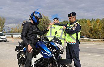 Kastamonu'da jandarma motosiklet sürücülerine reflektif yelek dağıttı