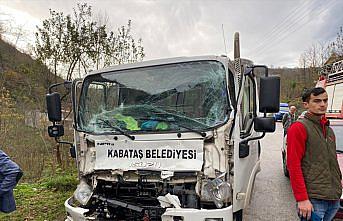 Ordu'da çöp kamyoneti ile kamyonun çarpıştığı kazada 2 kişi yaralandı