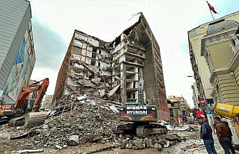 Samsun'da 10 katlı iş merkezinin yıkımına devam ediliyor