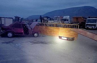 Tokat'ta bir tesisin girişine çarpan otomobildeki 1 kişi öldü, 2 kişi yaralandı