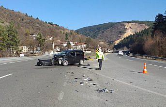 Bolu'da hafif ticari araç ile otomobil çarpıştığı kazada 1 kişi yaralandı