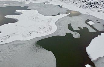 Bolu'da soğukların etkisiyle kısmen donan göl havadan görüntülendi