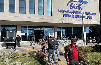 Karadeniz'de 5 ilde EYT'li vatandaşlar SGK önünde yoğunluk oluşturdu