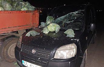 Samsun'da traktör römorkuna çarpan hafif ticari araçtaki 2 kişi yaralandı