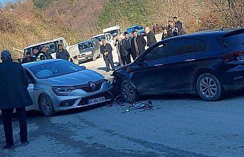 Sinop'ta iki otomobilin çarpıştığı kazada 4 kişi yaralandı
