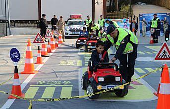 Trabzon'da jandarma personeli vatandaş ve öğrencileri trafik konusunda bilgilendirdi