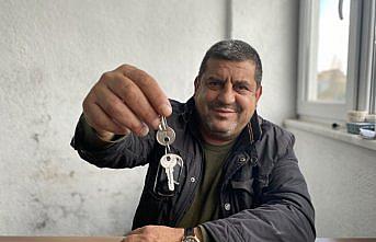 Zonguldak'ta karganın garajın anahtarlarını alıp kaçması kameraya takıldı