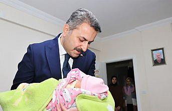 Belediye Başkanı Eroğlu Tokat'ın 2023'teki ilk bebeğini ziyaret etti