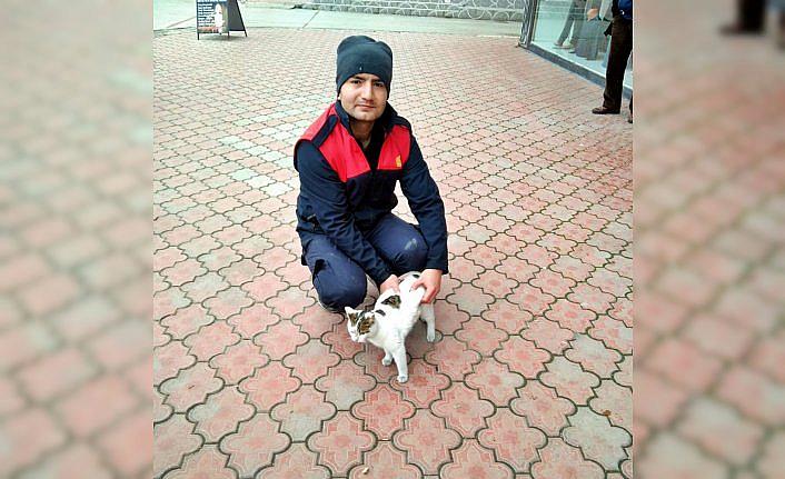 Karabük'te mazgal boşluğuna düşen yavru kedi kurtarıldı