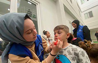 Düzce'de misafir edilen depremzede çocuklar, gönüllü oyun arkadaşlarıyla moral buluyor
