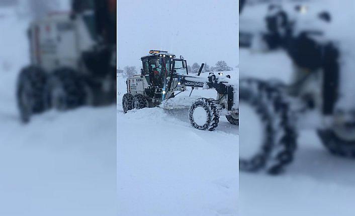 Kavak'ta karla mücadele çalışmaları sürüyor