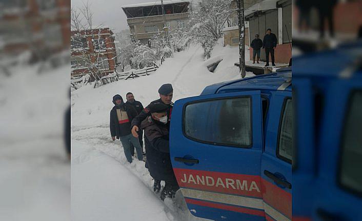 Salıpazarı'nda kar nedeniyle yolu kapanan iki hastayı hastaneye jandarma götürdü