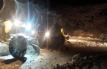 Samsun'da mahsur kalan araçları belediye ekipleri kurtardı