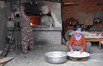 Tokat'ta kadın ve çocuklar depremzedeler için ekmek pişirdi