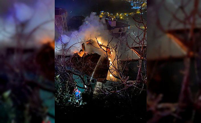 Zonguldak'ta iki katlı binada çıkan yangında anne ve 3 çocuğunu komşuları kurtardı