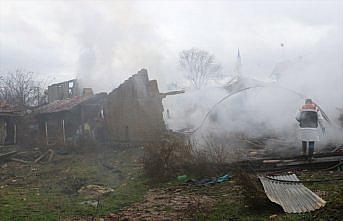 Kastamonu'da çıkan yangında 2 ev ile 1 samanlık yandı, 1 ev zarar gördü