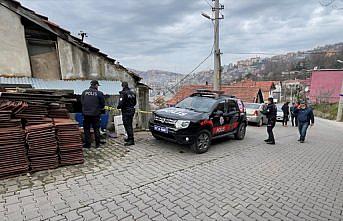 Zonguldak’ta evinde silahla vurulmuş halde bulunan kadın hastaneye kaldırıldı