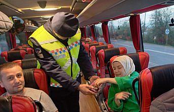Havza'da jandarma yolculara bayram şekeri ikram etti