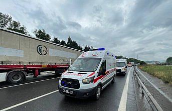 Anadolu Otoyolu'nda 10 aracın karıştığı zincirleme kazada 4 kişi yaralandı