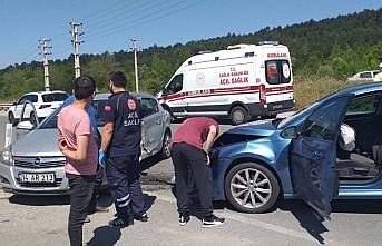 Bolu'da iki otomobilin çarpışması sonucu 2 kişi yaralandı