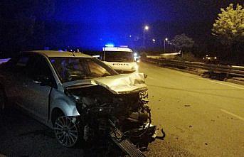 Karabük'te bariyerlere çarpan otomobilin sürücüsü yaralandı
