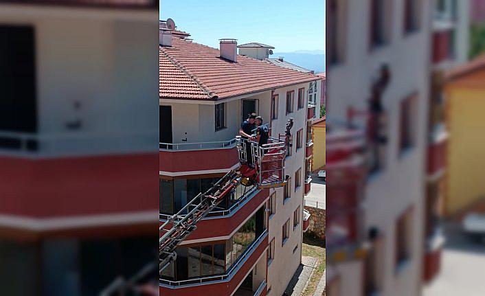Karabük'e ipe dolanarak çatıda mahsur kalan kırlangıç kurtarıldı