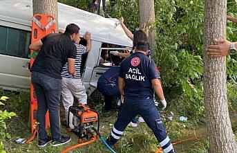 Kastamonu'da ağaca çarpan minibüsün sürücüsünü sıkıştığı yerden itfaiye kurtardı