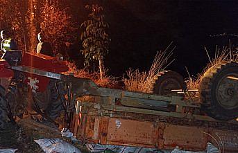 Çorum'da devrilen traktörün römorkunun altında kalan kişi yaralandı