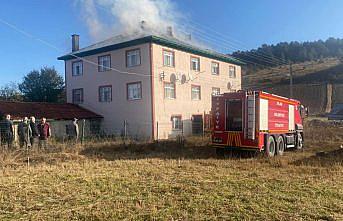 Karabük'te 3 katlı binanın çatısı yangında hasar gördü