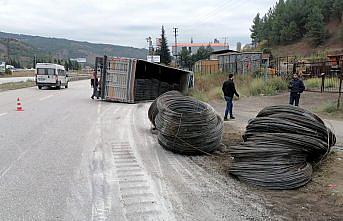 Karabük'te devrilen tırın şoförü kazayı yara almadan atlattı
