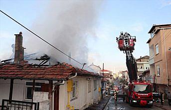 Samsun'da çıkan yangında iki ev kullanılamaz hale geldi
