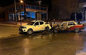 Amasya'da pikap ile çarpışan otomobil yandı, 4 kişi yaralandı