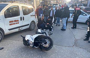 Düzce'de park halindeki otomobile çarpan motosikletin sürücüsü ağır yaralandı