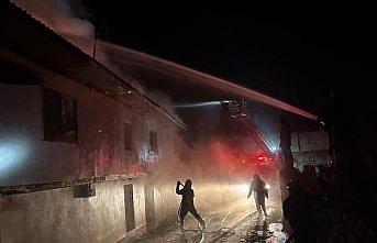 Kastamonu'da çıkan yangında 2 katlı ev ile otomobil zarar gördü