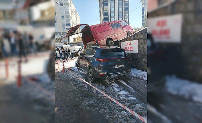 Trabzon'da buzlanan yolda kayan minibüs park halindeki otomobilin üzerine düştü