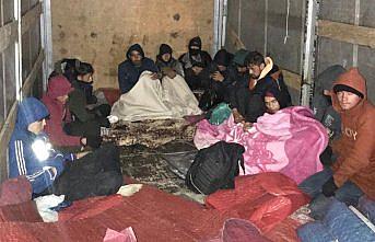 Amasya'da kamyon kasasında 13 düzensiz göçmen yakalandı