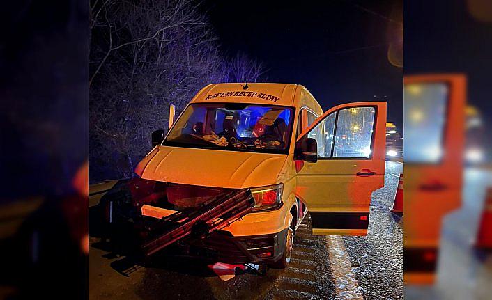 Anadolu Otoyolu'nda bariyere çarpan minibüsteki 1 kişi öldü, 3 kişi yaralandı